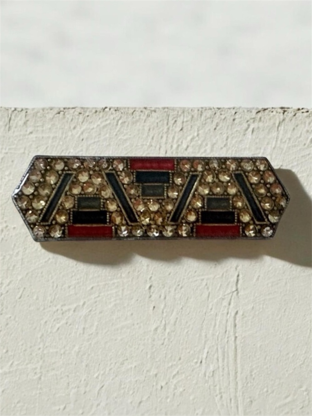 vintage Art Deco-style bar brooch, work of the French jewelry house Pierre Bex.